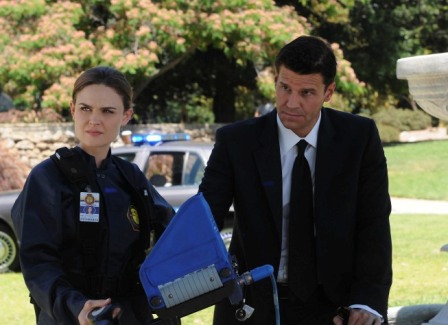 Brennan (Emily Deschanel, L) and Booth (David Boreanaz, R) search for evidence after a psychic provides them with valuable information in the BONES season premiere episode 