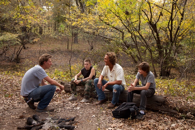 Director Jeff Nichols chats with actors Jacob Lofland, Matthew McConaughey and Tye Sheridan on the set of Mud.