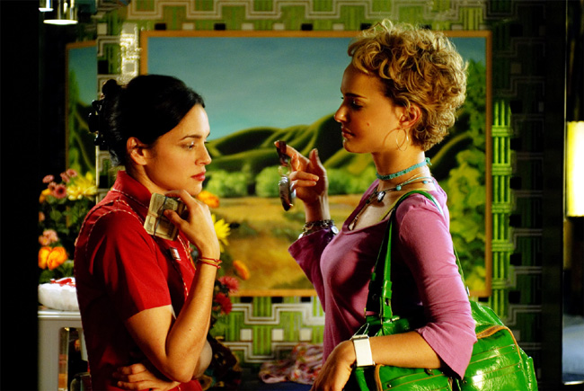 Norah Jones (left) and Natalie Portman in Wong Kar-Wai's My Blueberry Nights