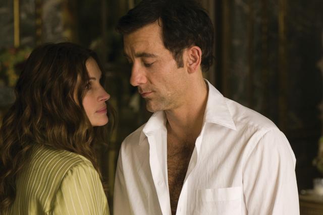 Ex-CIA officer Claire Stenwick (Julia Roberts) and former MI6 agent Ray Koval (Clive Owen) are spies-turned-corporate operatives in the midst of a clandestine love affair.